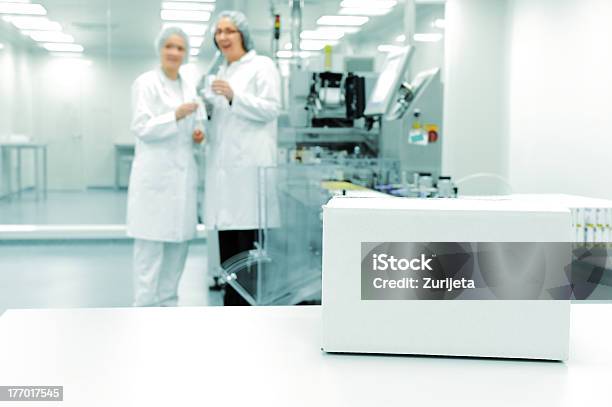 Białe Pudełko Na Automatycznej Linii Produkcyjnej W Nowoczesnej Fabryce - zdjęcia stockowe i więcej obrazów Aranżacja