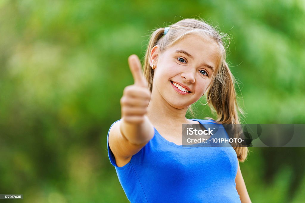 Ragazza adolescente Mostra mano segno ok - Foto stock royalty-free di Adolescente