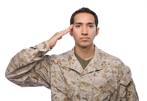 latino masculino soldado em camuflagem saúda - armed forces latin american and hispanic ethnicity saluting marines - fotografias e filmes do acervo