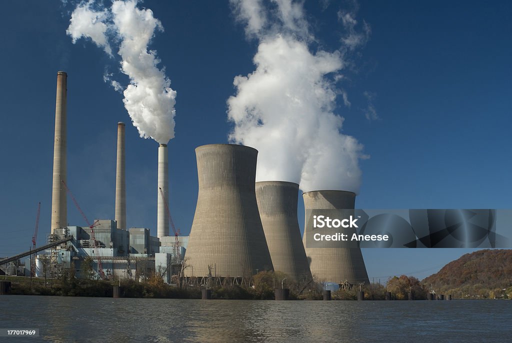 Tre torri di raffreddamento a circuito chiuso (sistema) in una centrale elettrica. - Foto stock royalty-free di Centrale nucleare