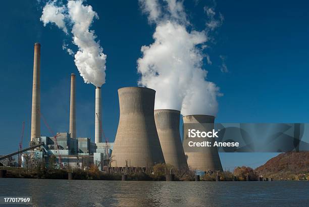 Tre Torri Di Raffreddamento A Circuito Chiuso In Una Centrale Elettrica - Fotografie stock e altre immagini di Centrale nucleare