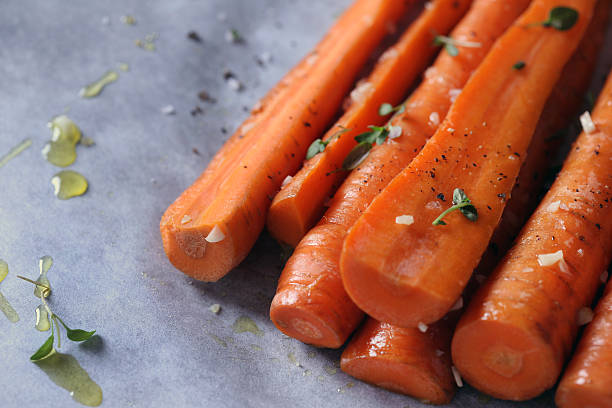 istock Thyme, garlic and honey carrots 177018020