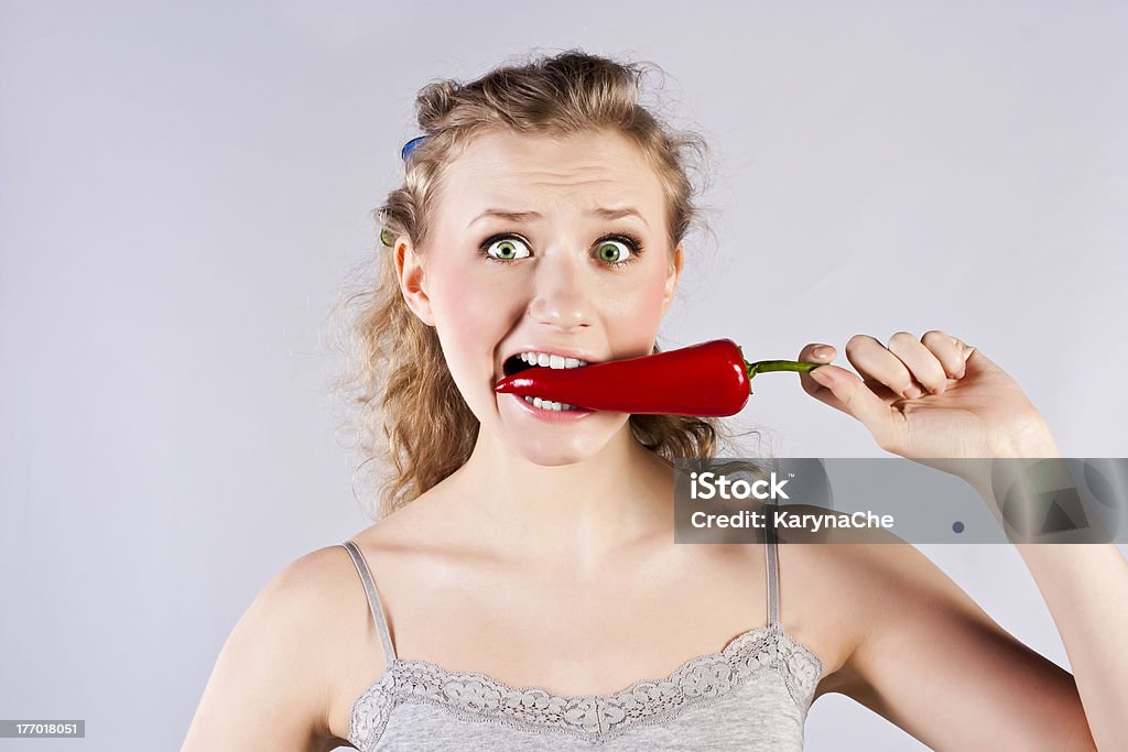 Dentes Mulher bonita, comer Pimenta quente vermelha - Royalty-free Falta um Bocado Foto de stock