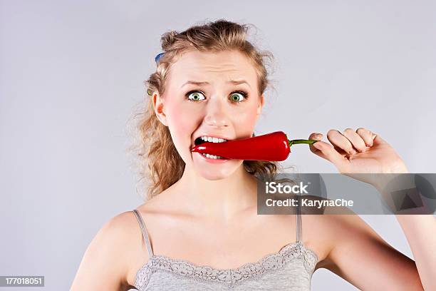 Dentes Mulher Bonita Comer Pimenta Quente Vermelha - Fotografias de stock e mais imagens de Falta um Bocado