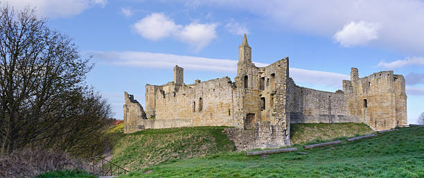 warkworth castle panorama - warkworth castle stock-fotos und bilder