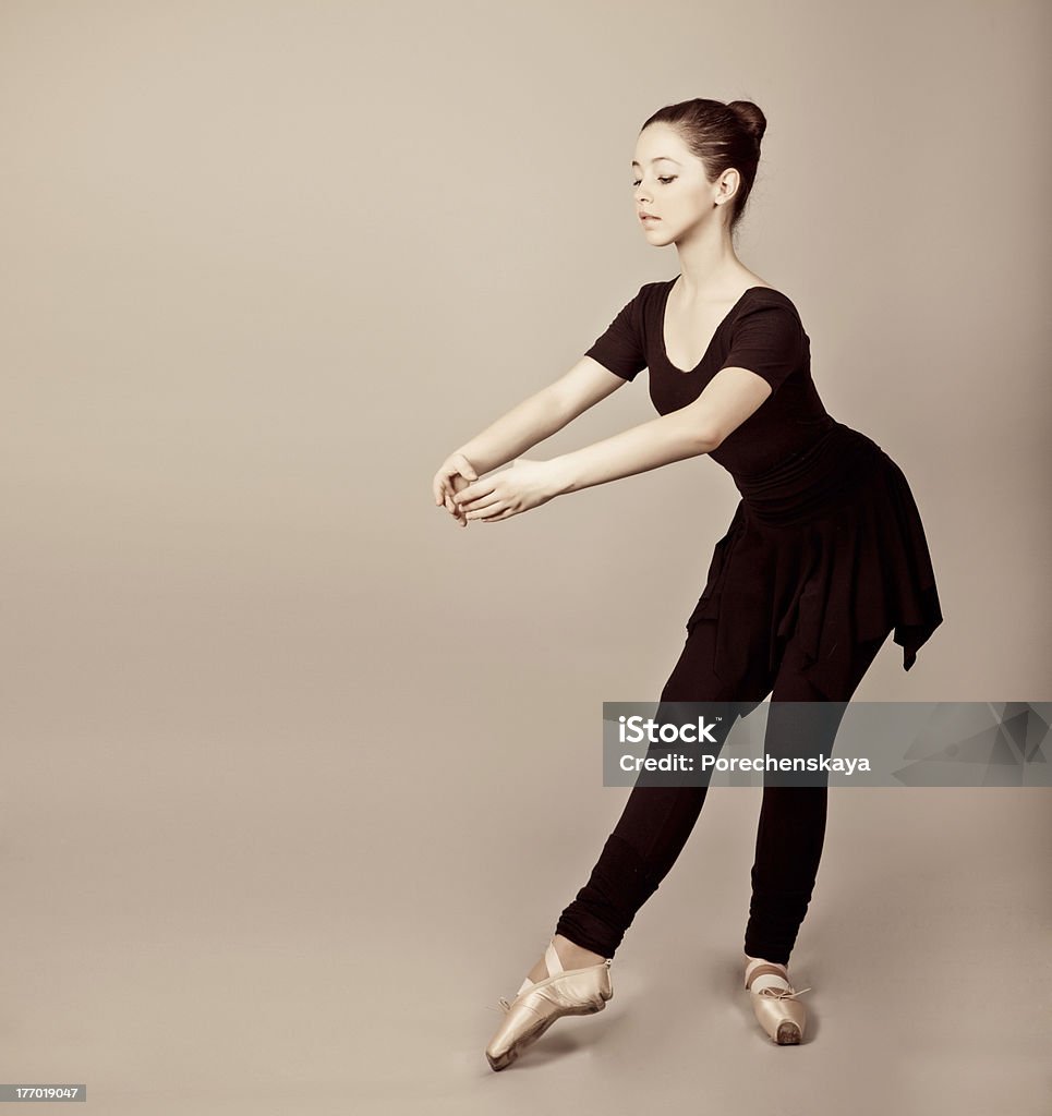 Девушка-балерина Молодая Кавказский Брюнетка Девушка Ballerina — стоковые фотографии и  другие картинки Артист балета - Артист балета, Балет, Вертикальный - iStock