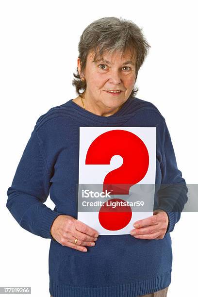 Mulher Senior Segurando Ponto De Interrogação - Fotografias de stock e mais imagens de Adulto - Adulto, Concentração, Contemplação