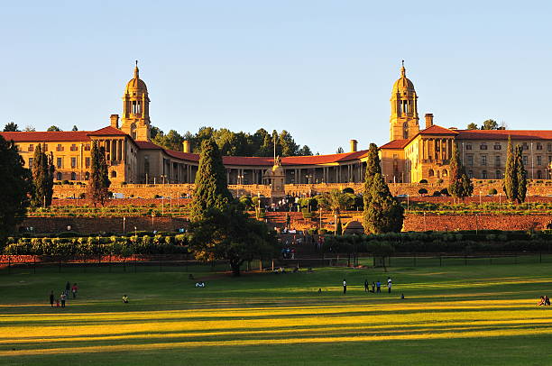 prédio do parlamento, ao pôr do sol de pretoria - pretoria imagens e fotografias de stock