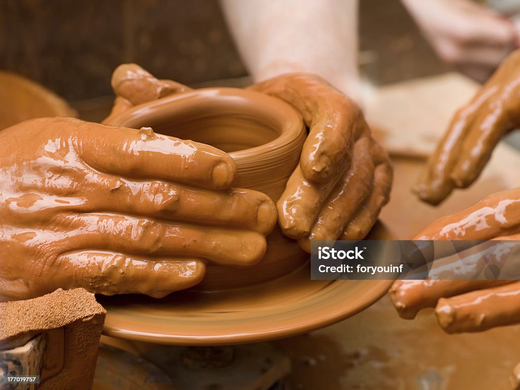 Potter's mains - Photo de Art libre de droits