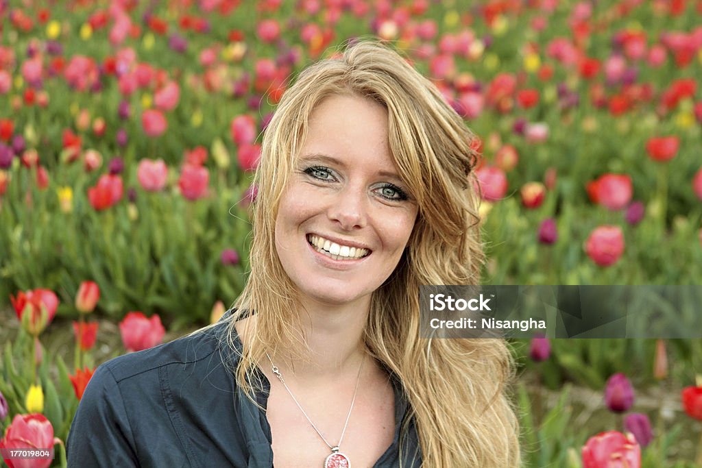 Dutch mujer entre de los campos de flores que en los Países Bajos - Foto de stock de Actividad libre de derechos
