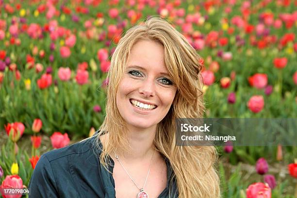 Dutch Mujer Entre De Los Campos De Flores Que En Los Países Bajos Foto de stock y más banco de imágenes de Actividad