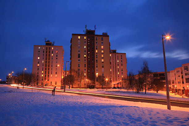 blocco di appartamenti - winter snow street plattenbau foto e immagini stock