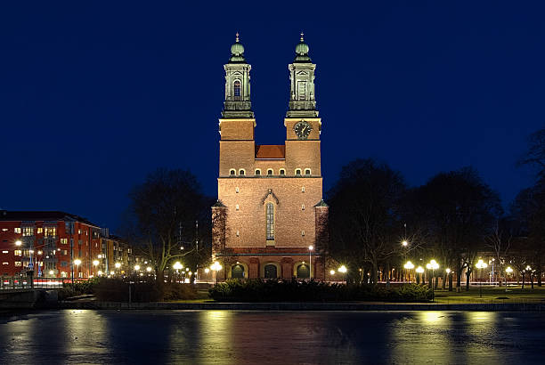 noite vista sobre a igreja cloisters de eskilstuna - sodermanland imagens e fotografias de stock