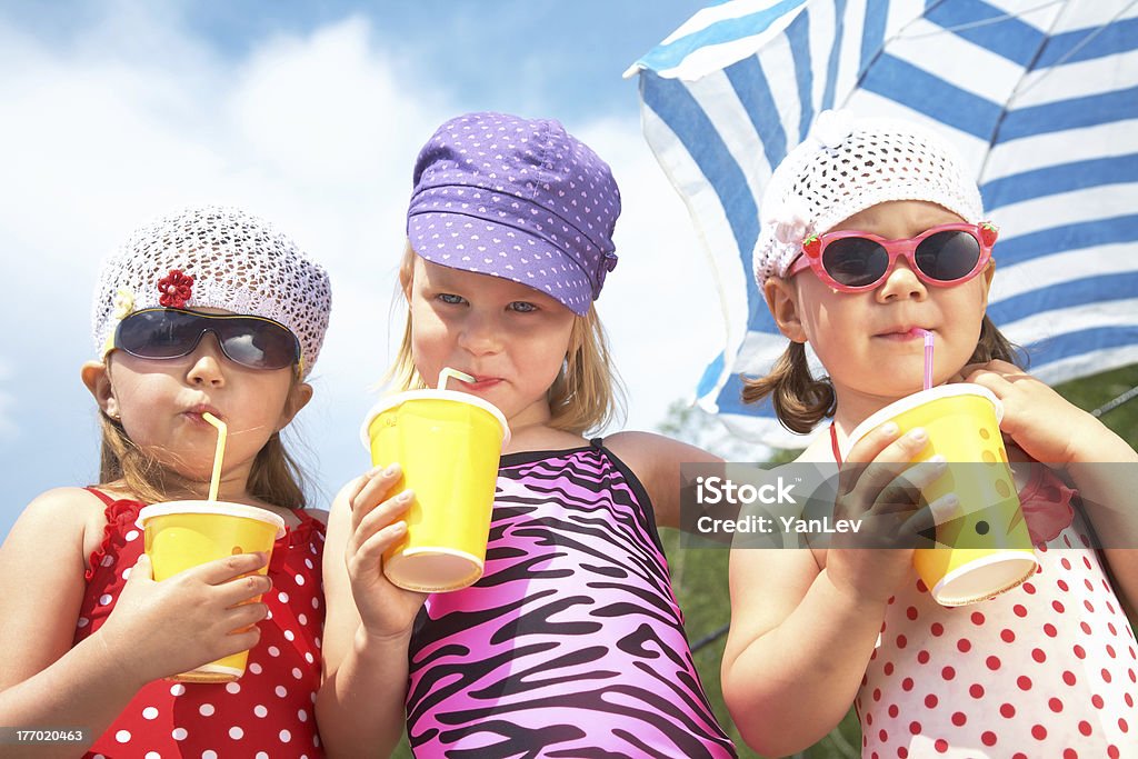 Süße Kinder mit Erfrischungsgetränken - Lizenzfrei Aktivitäten und Sport Stock-Foto