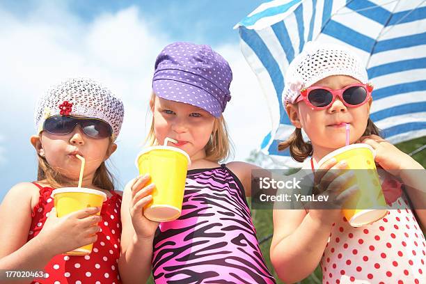 Süße Kinder Mit Erfrischungsgetränken Stockfoto und mehr Bilder von Aktivitäten und Sport - Aktivitäten und Sport, Durst, Entspannung