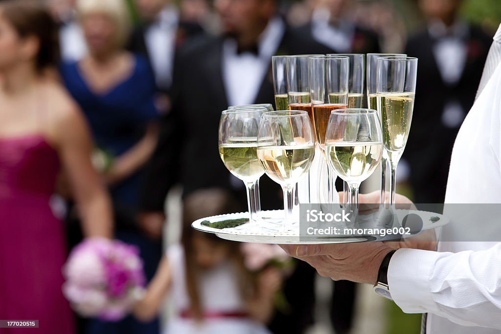 Hochzeit Getränke von einem Kellner - Lizenzfrei Gastronomieberuf Stock-Foto