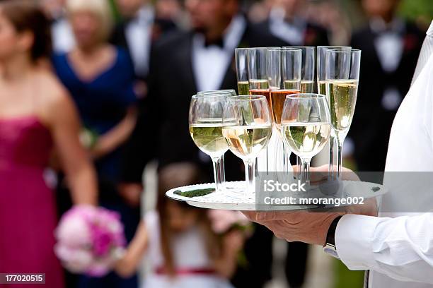 Matrimonio Drink Serviti Da Un Cameriere - Fotografie stock e altre immagini di Industria della ristorazione - Industria della ristorazione, Matrimonio, Mestiere nella ristorazione