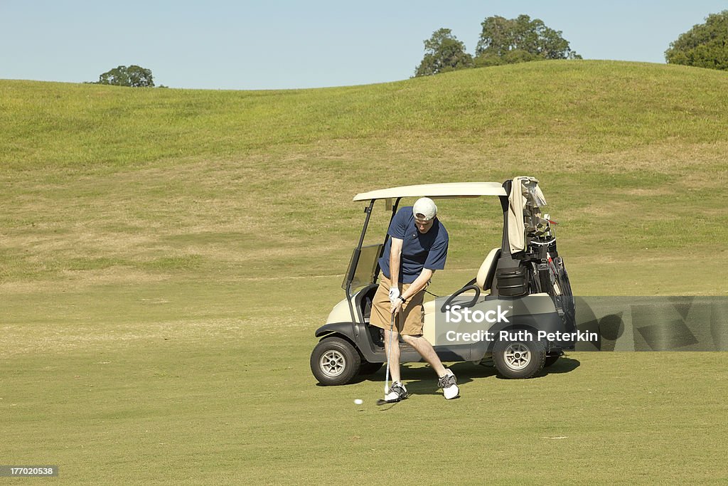 Golfista prendendo un'Altalena lungo il fairway - Foto stock royalty-free di Adolescente
