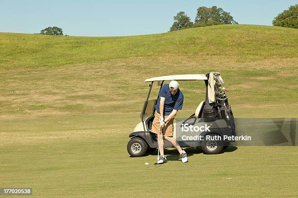 Golfista Prendendo Unaltalena Lungo Il Fairway - Fotografie stock e altre immagini di Adolescente - Adolescente, Adulto, Ambientazione esterna