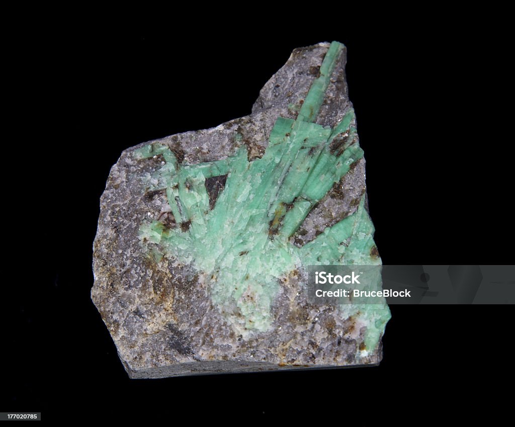 Emerald in forma naturale - Foto stock royalty-free di Smeraldo