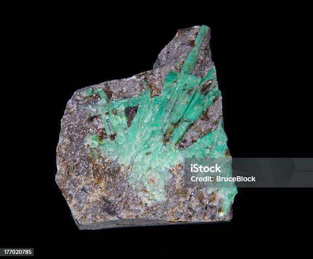 Emerald In Forma Naturale - Fotografie stock e altre immagini di Smeraldo - Smeraldo, Cristallo, Minerale