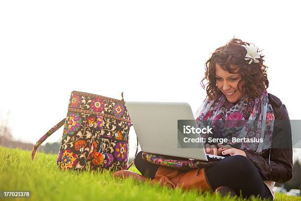 Hermosa Joven Estudiante Usando Una Computadora Portátil En El Césped Foto de stock y más banco de imágenes de A la moda
