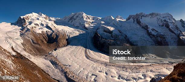 Foto de Monte Rosa Maciço De Montanha De Panorama e mais fotos de stock de Alpes Peninos - Alpes Peninos, Alpes europeus, Azul