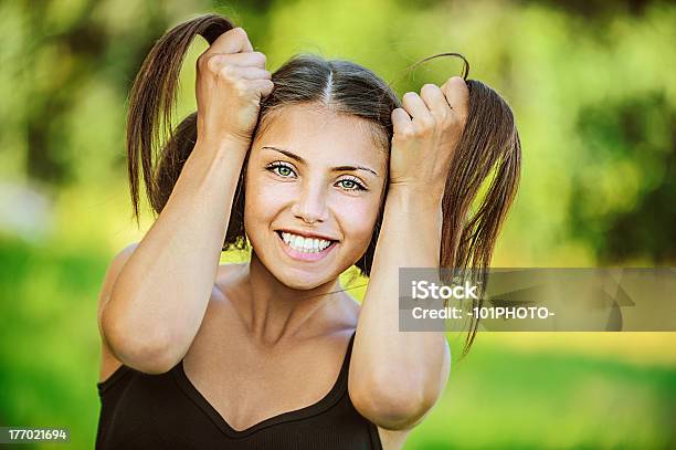 Photo libre de droit de Belle Femme Détient Ses Mains À Sa Queue banque d'images et plus d'images libres de droit de A la mode - A la mode, Adulte, Beauté