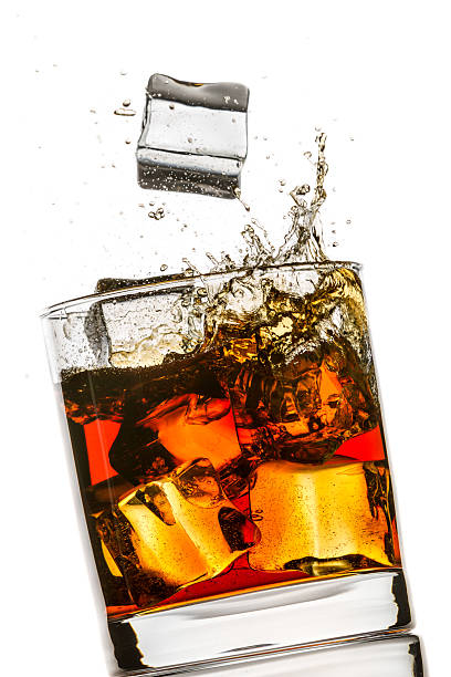 splash in un bicchiere di whisky - isolated isolated on white studio shot food foto e immagini stock