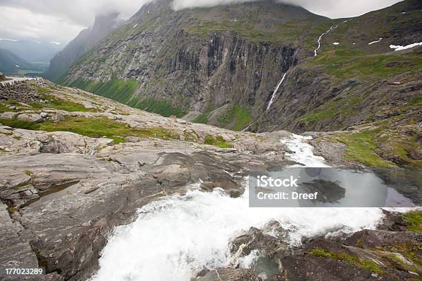 Cascata - Fotografias de stock e mais imagens de Ao Ar Livre - Ao Ar Livre, Beleza natural, Cair