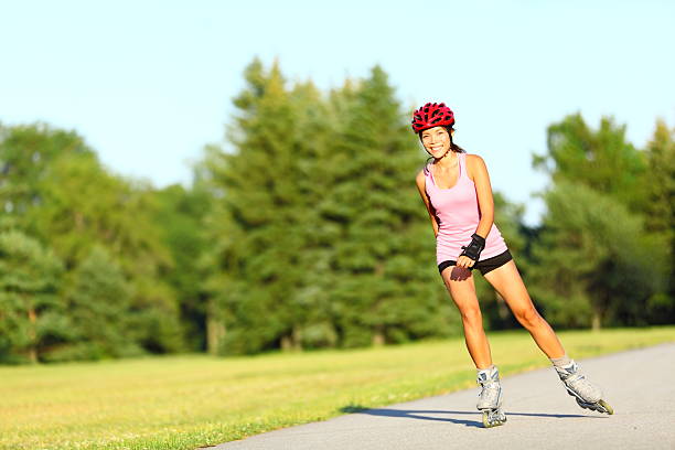 mulher com patins andando - no rollerblading - fotografias e filmes do acervo