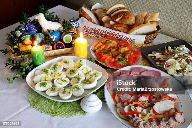 豊かなさまざまなお料理をテーブルのキャンドルイースター - イースターエッグのストックフォトや画像を多数ご用意 - イースターエッグ, ハム, イースター