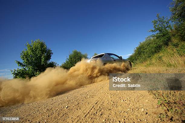 Auto Ausrutschen Stockfoto und mehr Bilder von Staub - Staub, Autorallye, Schotterstrecke