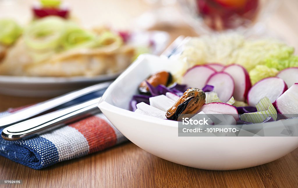 Rabanetes e Salada com Frutos do Mar - Royalty-free Alface Foto de stock