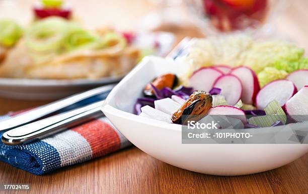 Rabanetes E Salada Com Frutos Do Mar - Fotografias de stock e mais imagens de Alface - Alface, Alimentação Saudável, Almoço