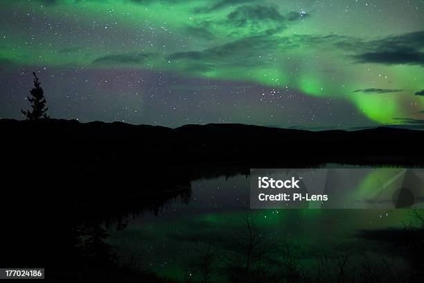 밤하늘 스타즈 클라우드 북극광 미러 캐나다에 대한 스톡 사진 및 기타 이미지 - 캐나다, 밤-하루 시간대, 북극 지방