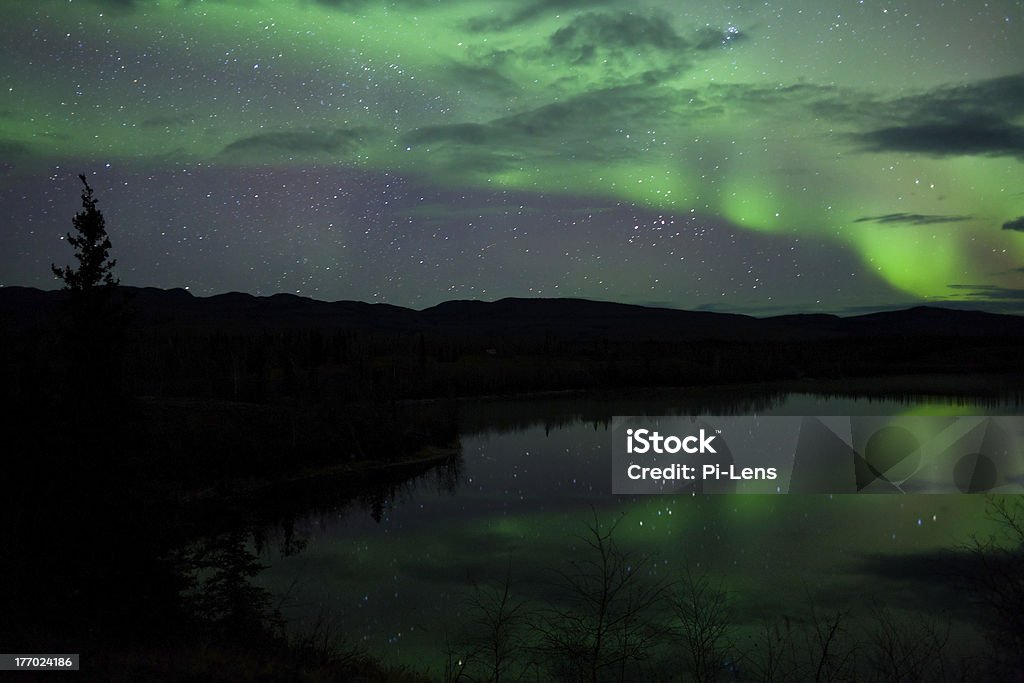 Céu de estrelas nuvens luzes do norte espelhadas - Foto de stock de Canadá royalty-free