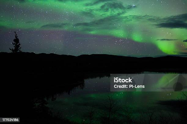 Foto de Céu De Estrelas Nuvens Luzes Do Norte Espelhadas e mais fotos de stock de Canadá - Canadá, Acima, Aurora boreal