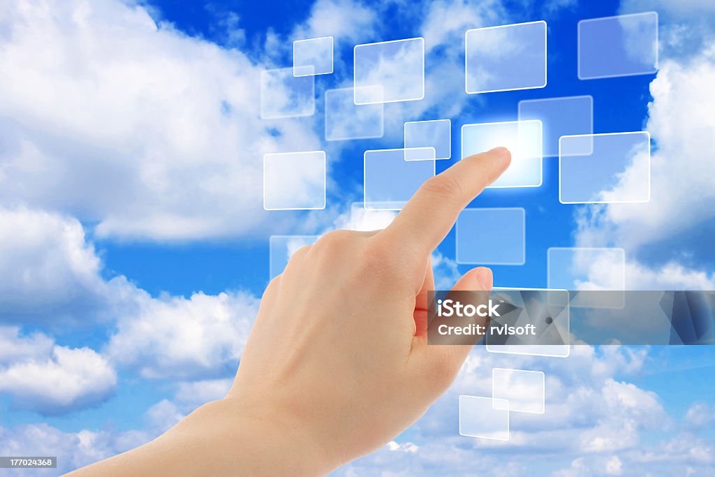 Облачные вычисления концепции с женщина руку - Стоковые фото Блок роялти-фри