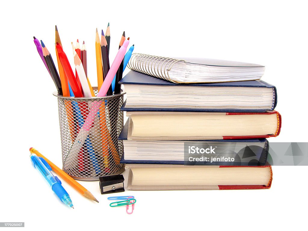 Fournitures scolaires et une pile de livres sur blanc - Photo de Apprentissage libre de droits