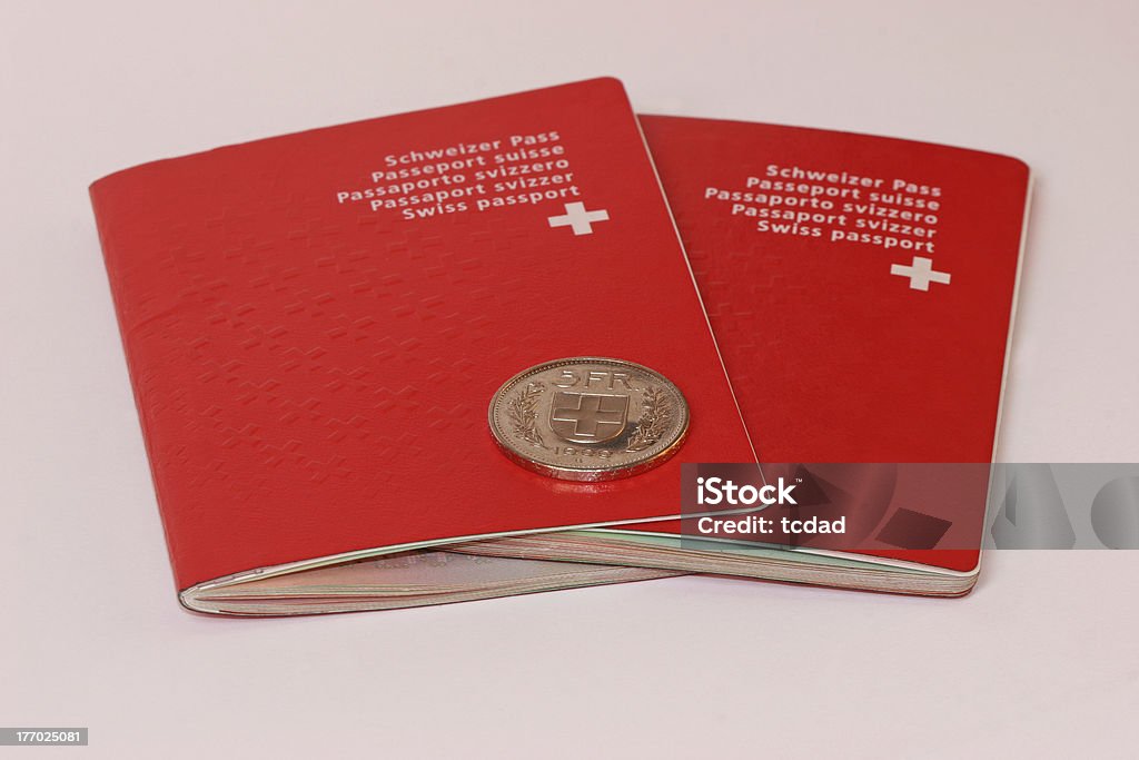 Zwei Schweizer Reisepass mit Münzfach - Lizenzfrei Auswanderung und Einwanderung Stock-Foto