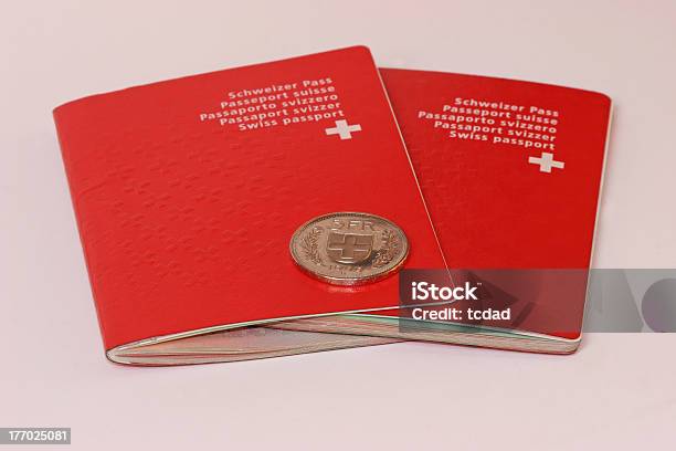 Zwei Schweizer Reisepass Mit Münzfach Stockfoto und mehr Bilder von Auswanderung und Einwanderung - Auswanderung und Einwanderung, Botschaft, Ethnische Zugehörigkeit