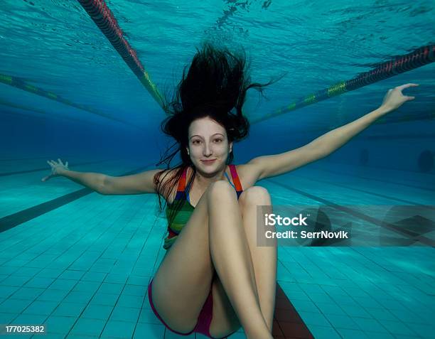 Photo libre de droit de Heureuse Femme Plongée Dans La Piscine banque d'images et plus d'images libres de droit de Activité - Activité, Activité de loisirs, Adulte