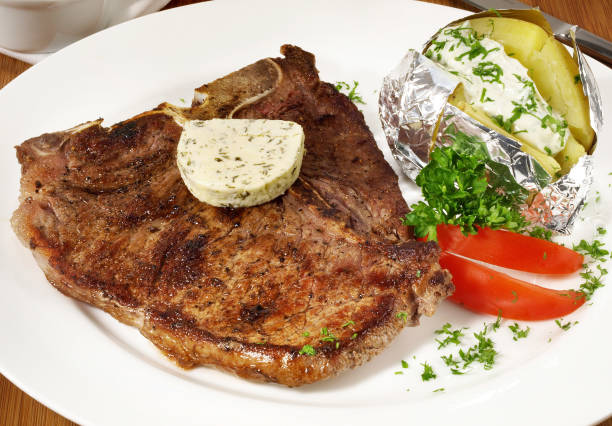 bistecca di manzo alla fiorentina con patate al forno - steak strip steak prepared potato grilled foto e immagini stock