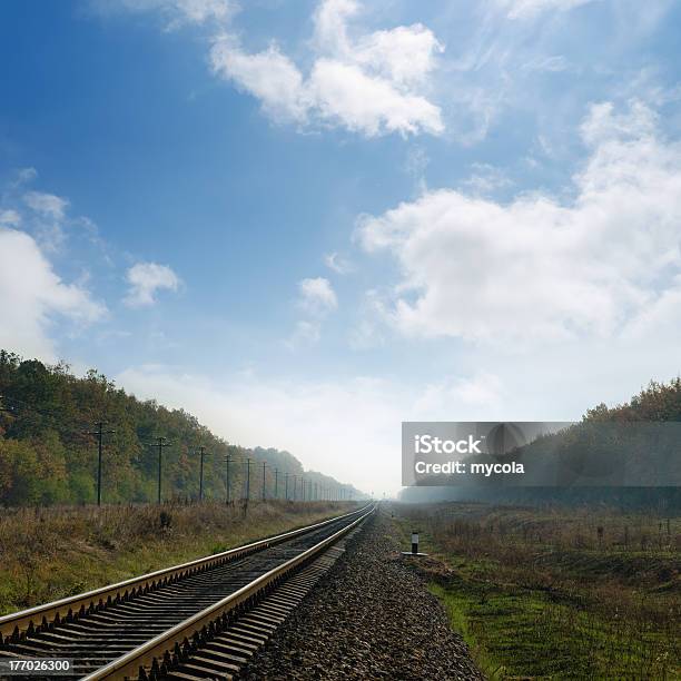 Railroad En Niebla Al Horizonte Foto de stock y más banco de imágenes de Acero - Acero, Azul, Blanco - Color