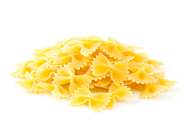 makaron farfalle odizolowany na białym tle. - bow tie pasta italian cuisine bow heap zdjęcia i obrazy z banku zdjęć