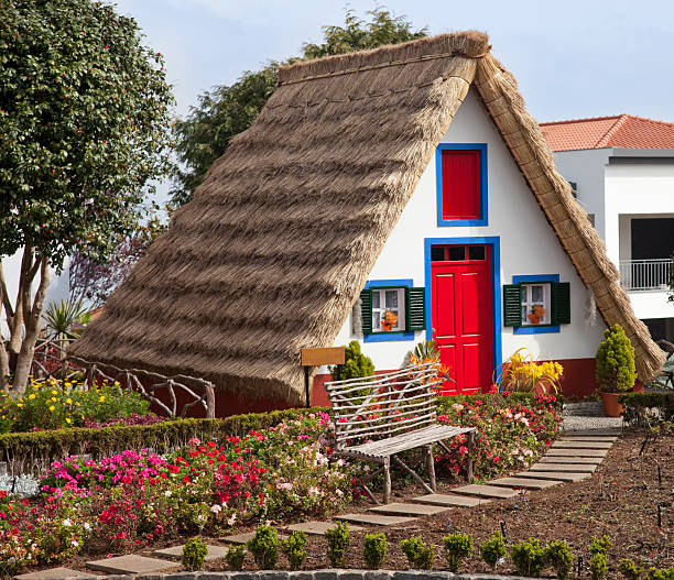 traditionnelle maison de santana, madère, portugal - red cottage small house photos et images de collection