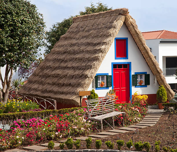 de campo tradicional em santana, ilha da madeira, portugal - red cottage small house imagens e fotografias de stock