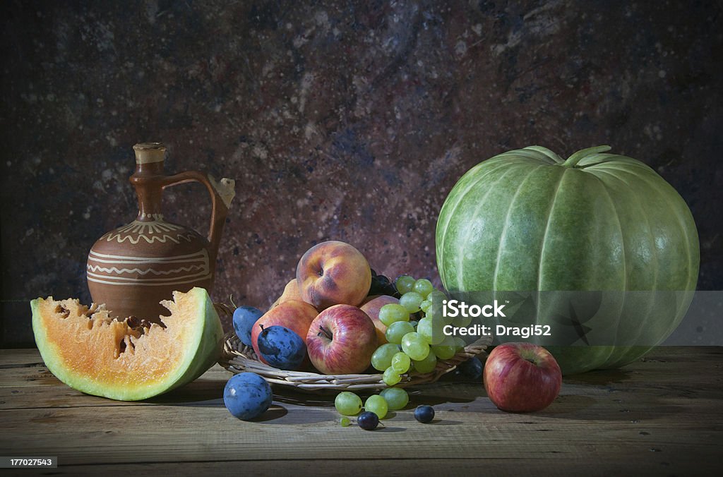 Amarillo watermelons, y varias frutas - Foto de stock de Alimento libre de derechos
