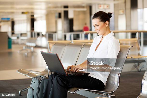 Mujer Usando Computadora Portátil En El Aeropuerto Foto de stock y más banco de imágenes de 20 a 29 años - 20 a 29 años, 30-39 años, A la moda